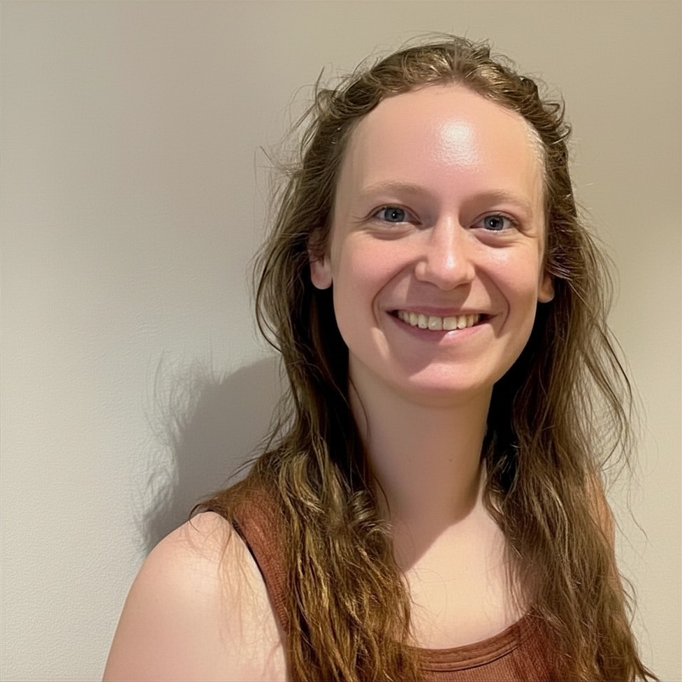 Unser Team - Franziska Schmitteckert Foto von Mitarbeiterin aus dem pädagogischen Bereich, Franziska Schmitteckert. Sie hat lange, dunkelblonde Haare, ein braunes Oberteil an und ein sympathisches Lächeln.